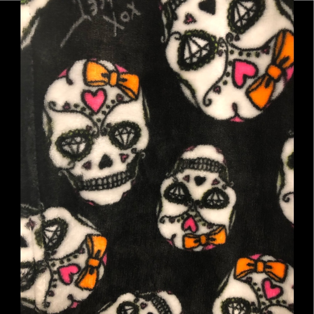 Betsey Johnson skull throw